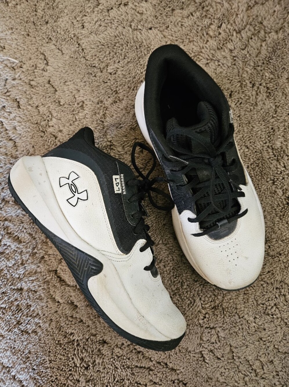 Boy's Under Amour Shoes, Size 7, GOOD Condition!